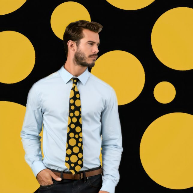 Random Goldenrod Polka Dot Pattern auf schwarzer K Krawatte (Man wears a necktie with a random polka dot pattern in goldenrod on black.)