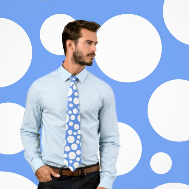 Random White Polka Dot Muster Cornflower Blue Kraw Krawatte (Man wears Random White Polka Dot Pattern Cornflower Blue Tie)