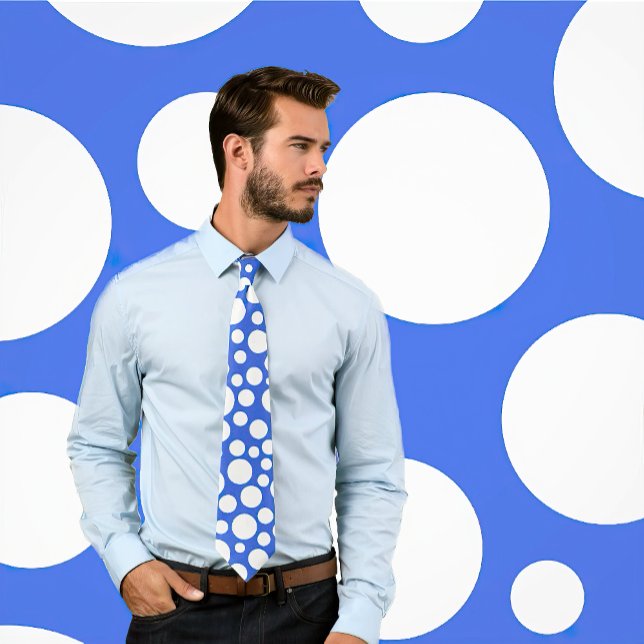Random White Polka Dot Pattern auf Royal Blue Kraw Krawatte (Man wears a royal blue tie featuring white polka dots of varying sizes. Background matches tie.)