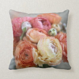 Ranunculus-Blumen im warmen Schatten Throwkissen Kissen