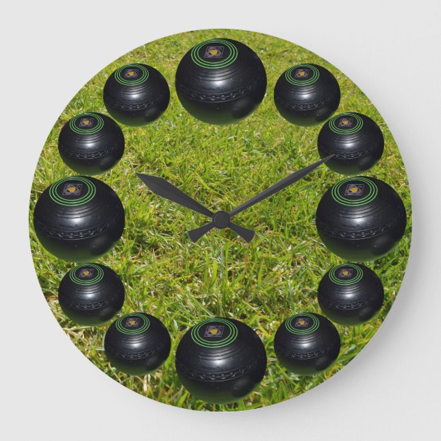 Rasenbowle auf grünem Gras, Große Wanduhr (Vorderseite)