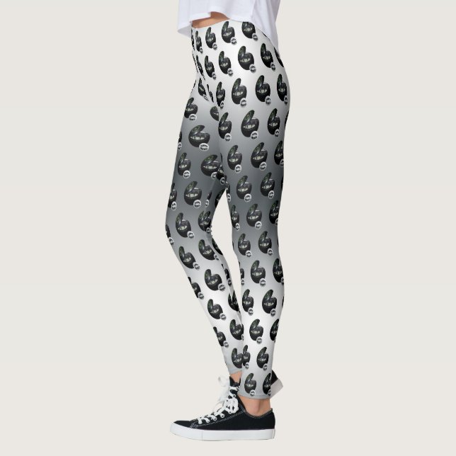 Rasenbowler in einer Rasenschale, Leggings (Links)