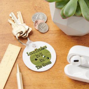 Rasenbowler machen das auf dem grünen, sonnigen Sc Schlüsselanhänger