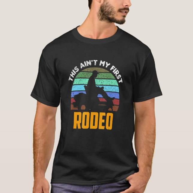 Rasenmäher Cowboy Ain't My First Rodeo Lawnmäher T-Shirt (Vorderseite)