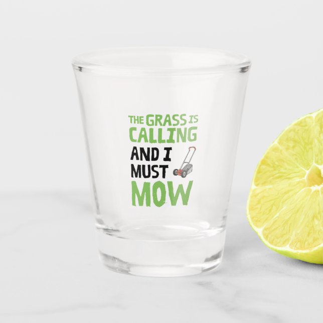 Rasenmäher - das Gras ruft und ich muss mähen Schnapsglas (Vorderseite)