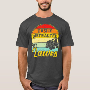 Rasenmäher, der von der Arbeit des Werks abgelenk T-Shirt