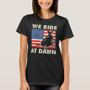 Rasenmäher fahren wir bei Morgendämmerung mit der T-Shirt