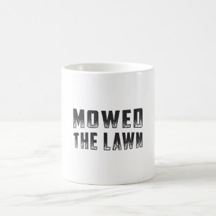 Rasenmäher mähen den Garten Kaffeetasse