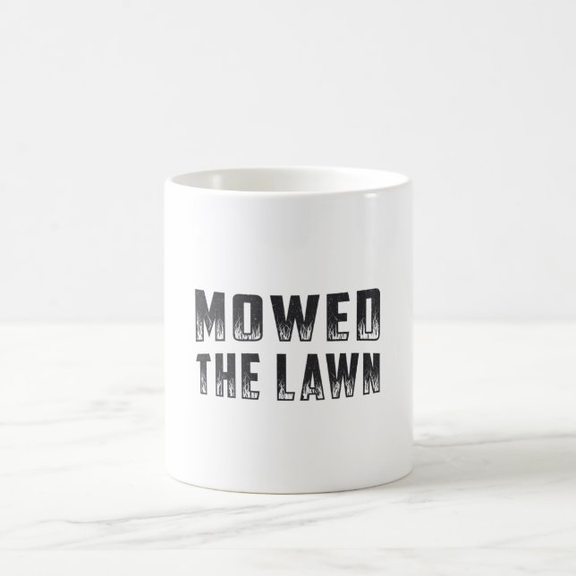 Rasenmäher mähen den Garten Kaffeetasse (Mittel)