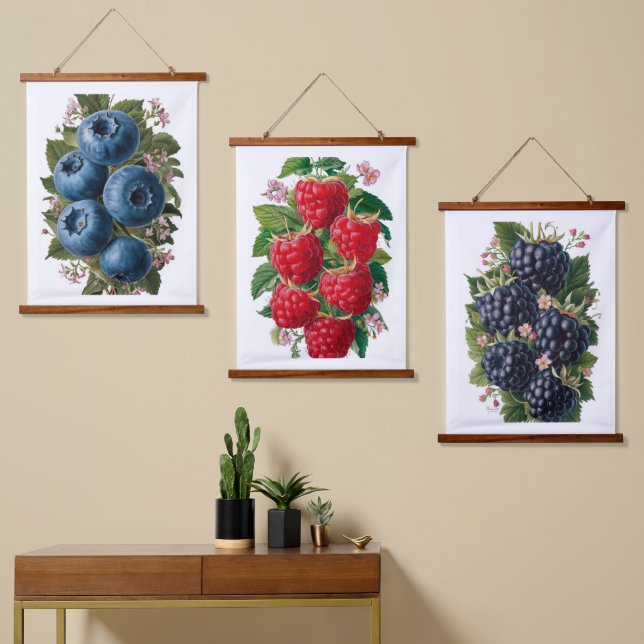 Raspberry Temptation - Juicy Berry Bouquet Wandteppich Mit Holzrahmen (Asymmetrisch)
