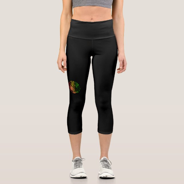 Rasta schwarze Frau in rot-gelb-grün Capri Leggings (Vorderseite)