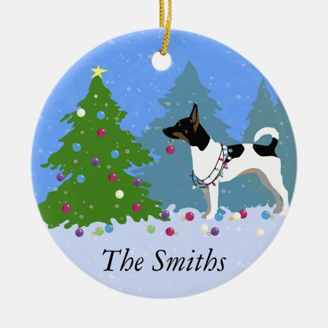 Rat Terrier Dekorieren eines Weihnachtsbaumes im W Keramikornament (Vorne)