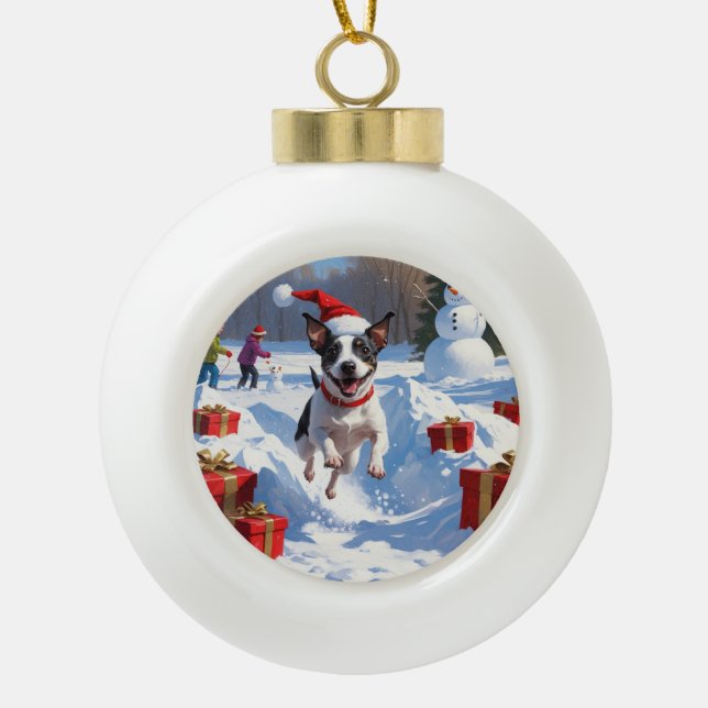 Rat Terrier läuft im Schnee mit Weihnachtshut Keramik Kugel-Ornament (Vorderseite)