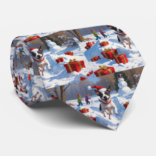 Rat Terrier läuft im Schnee mit Weihnachtshut Krawatte