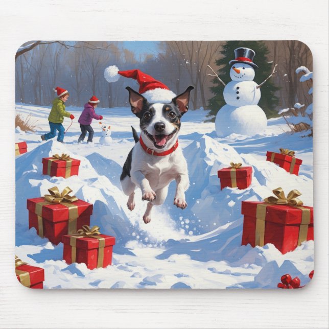 Rat Terrier läuft im Schnee mit Weihnachtshut Mousepad (Vorne)