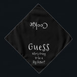 Ratet mal, wer ein großer schwarzer Hund sein wird Halstuch<br><div class="desc">Weiße Bandana mit niedlicher, lustiger Textankündigung... Raten Sie mal, wer wird eine große Schwester sein? Denn Ihr Haustier ist auch Teil der Familie! Ideal für die Ankündigung eines neuen Haustieres oder Babys! Die Hintergrundfarbe ist für jede gewünschte Farbe, wie auch für den Schriftart, die Größe und/oder die Farbe, anpassbar... sollten...</div>