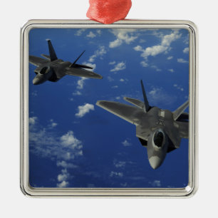 Raubvögel der US-Luftwaffe-F-22 im Flug nahe Guam Silbernes Ornament