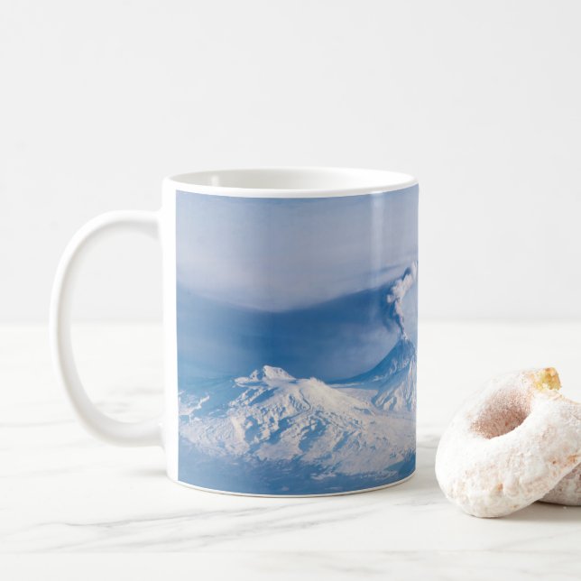 Rauch aus dem Vulkan Kliuchevskoi. Kaffeetasse (Mit Donut)