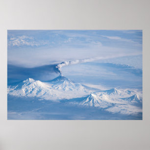 Rauch aus dem Vulkan Kliuchevskoi. Poster