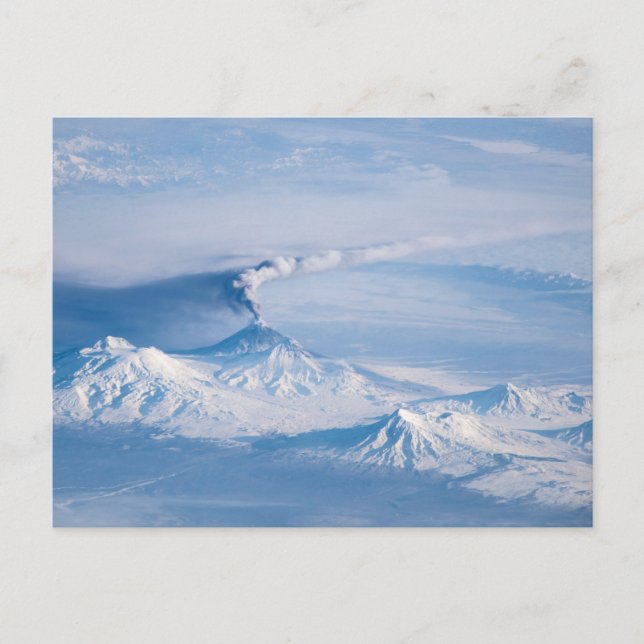 Rauch aus dem Vulkan Kliuchevskoi. Postkarte (Vorderseite)