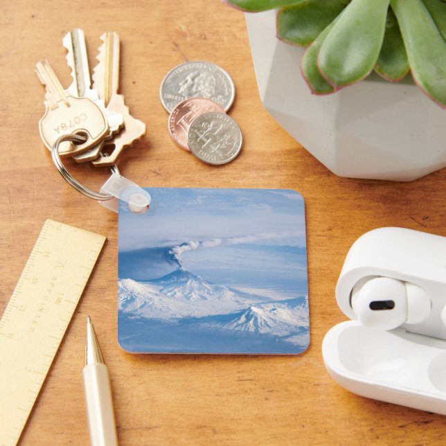 Rauch aus dem Vulkan Kliuchevskoi. Schlüsselanhänger (Schreibtisch)