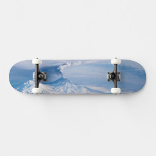 Rauch aus dem Vulkan Kliuchevskoi. Skateboard