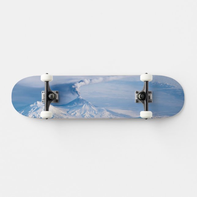 Rauch aus dem Vulkan Kliuchevskoi. Skateboard (Horizontal)