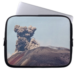 Rauch entweicht aus aktivem Vulkan Anak Krakatau Laptopschutzhülle