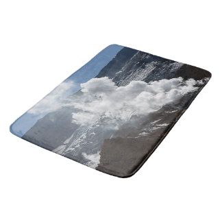 Rauchende Fumarole im Krater des aktiven Vulkans Badematte