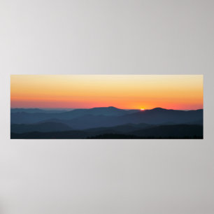 Rauchiger Gebirgssonnenuntergang Poster