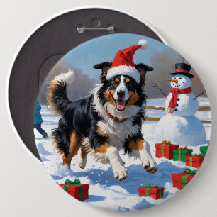 Raucollie läuft im Schnee mit Weihnachtsmütze Button