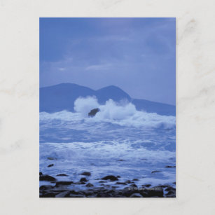 raue Meere, die gegen eine felsige Küste abstürzen Postkarte