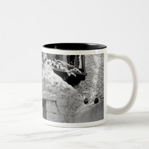 Rauer Adobe-Glocke im Eingangsbereich, Santa Fe, N Zweifarbige Tasse