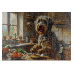 Rauhhaariger Vorstehhund beim Kochen in der Küche Schneidebrett