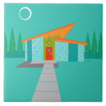 Raum-Alters-Cartoon-Haus-Keramik-Fliese Fliese<br><div class="desc">Diese Raum-Alters-Cartoon-Haus-Keramik-Fliese ist der Traum eines retro Liebhabers kommen wahr. Die unbedeutenden KunstAusrüstungsbeschreibungen ein Aquasteinhaus mit großem, Pfaublaufenster. Hängend vom Atom, schräg liegend, belichtet orange Dach, eine Gelb Sputnik-Leuchte die Haustür. Die vertiefte rote vordere Tür mit Sternexplosiontürknauf wird schön durch die vertikalen grünen hölzernen Planken des Außeneingangs ausgeglichen. Ein grauer...</div>