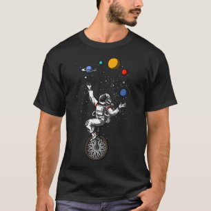 Raum-Astronauten-jonglierende Planeten-kosmische T-Shirt