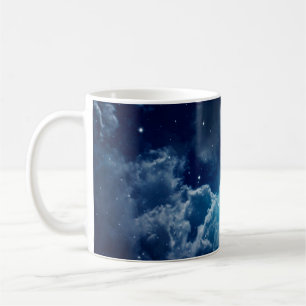 Raum des Nachthimmels mit Wolken und Sternenhimmel Kaffeetasse