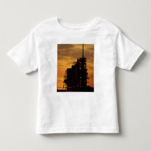 Raumfähre Atlantis auf der Abschussrampe Kleinkind T-shirt