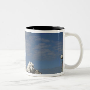 Raumfähre Atlantis hebt 23 weg Zweifarbige Tasse