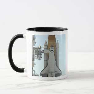 Raumfähre Atlantis sitzt auf der Abschussrampe Tasse