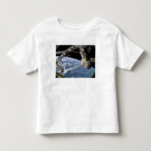 Raumfähre Atlantis und ein Soyuz Raumfahrzeug Kleinkind T-shirt