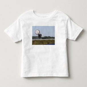 Raumfähre Atlantis unfurls seine Austragsrutsche Kleinkind T-shirt