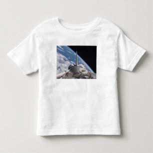 Raumfähre-Entdeckung backdropped durch Erde Kleinkind T-shirt