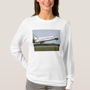 Raumfähre-Entdeckung nähert sich Landung 4 T-Shirt