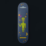 Raumfahrtpolitik - Alien mit Flying Saucer Persona Skateboard<br><div class="desc">Erstellen Sie ein personalisiertes Geschenk,  das Sie aus dieser Welt machen können. Dieses Skateboarddeck zeigt die Alien eines Limettengrundes,  eines ufo oder fliegender Untertasse,  Sterne,  einen Mond und Planeten und ist bereit,  mit einem Namen personalisiert zu werden.</div>