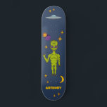 Raumfahrtpolitik - Alien mit Flying Saucer Persona Skateboard<br><div class="desc">Erstellen Sie ein personalisiertes Geschenk,  das Sie aus dieser Welt machen können. Dieses Skateboarddeck zeigt die Alien eines Limettengrundes,  eines ufo oder fliegender Untertasse,  Sterne,  einen Mond und Planeten und ist bereit,  mit einem Namen personalisiert zu werden.</div>
