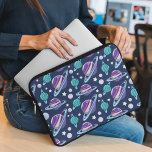 Raummuster, Planeten, Sterne, Galaxie, Kosmos Laptopschutzhülle<br><div class="desc">Niedliches,  lustiges und bezauberndes Muster mit Planeten (Mond,  Saturn,  Uranus,  Pluto). Modernes und trendiges Geschenk,  perfekt für den Weltraumliebhaber in Ihrem Leben.</div>