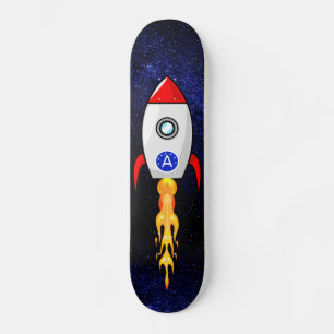 Raumrakete und Monogramm auf der Galaxie Skateboard