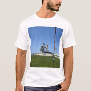 Raumshuttle Bemühung ist durch einen Windsock T-Shirt