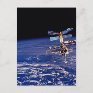 Raumstation Mir, die über der Erde schweben Postkarte